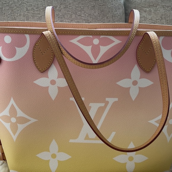 Limited edition Louis Vuitton tote - Picture 5 of 7